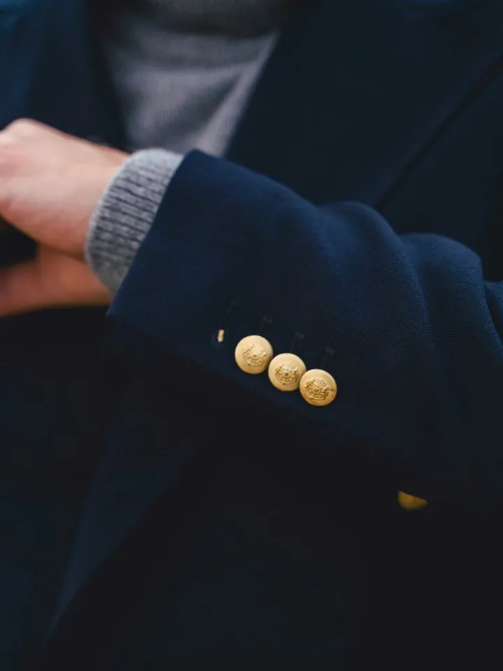 Blazer croisé bleu marine à boutons dorés - drop 4