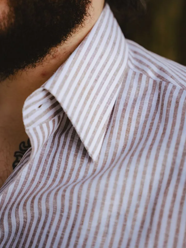 Chemise col français en lin et coton à rayures noisette