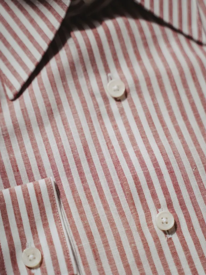 Chemise col français en lin et coton à rayures rouge