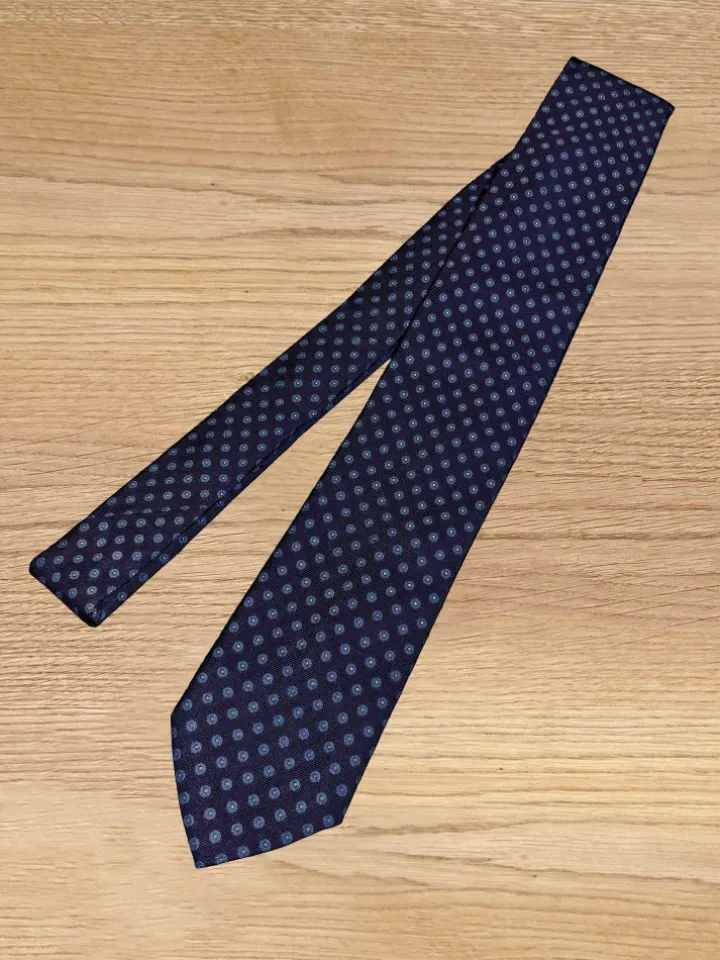 Cravate bleu marine à motifs géométriques pois bleus
