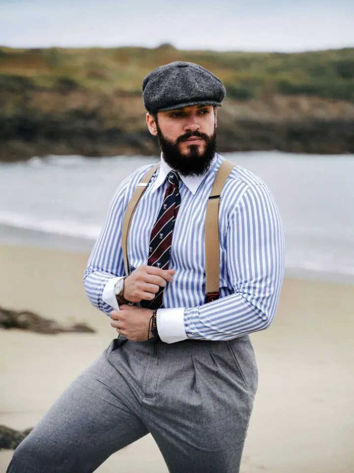 Cravate club en soie bleu marine et bordeaux à motifs