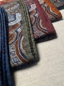 Pochette de costume à motif cachemire en laine réversible bordeaux