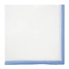 Pochette de costume en lin blanc avec ourlet bleu ciel
