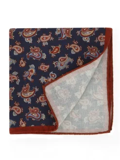 Pochette de costume en soie bleu marine à motifs paisley