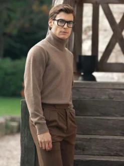 Pull col roulé en laine noisette